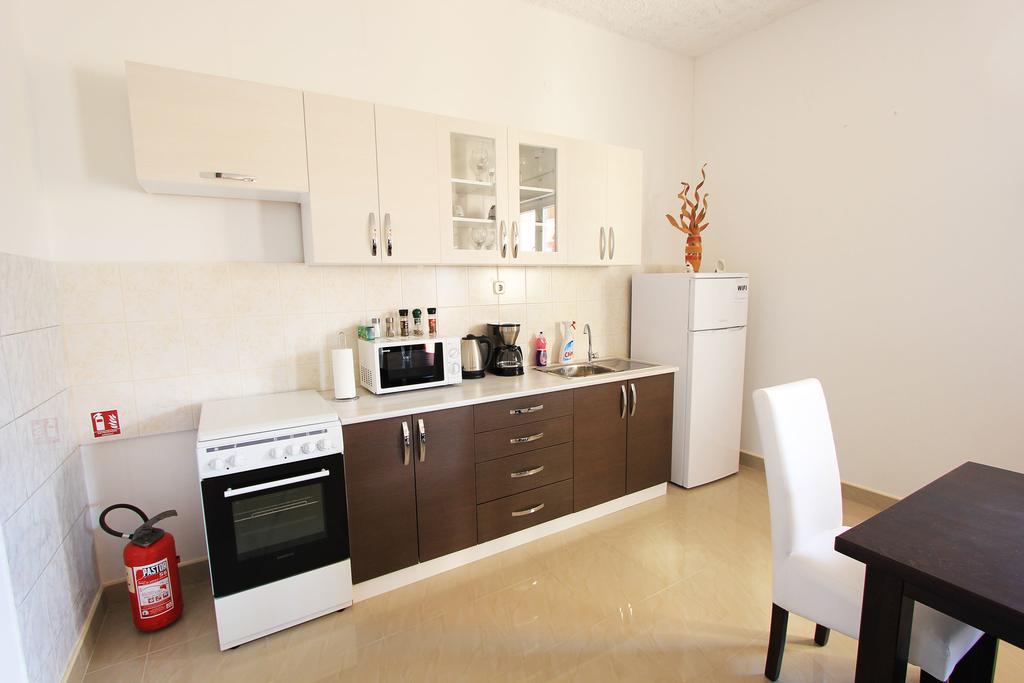 Priska Apartment Kastela Exterior photo