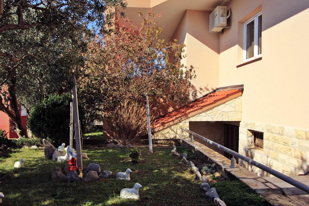 Priska Apartment Kastela Exterior photo